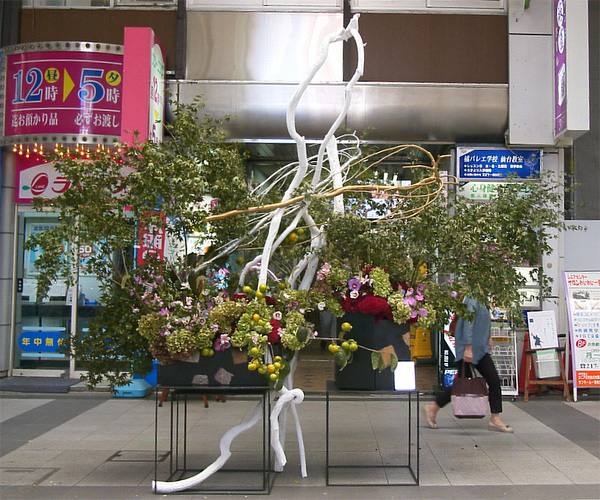 2011年9月30日金曜日、仙台市在住でいけばなを通して震災復興に尽力する丹野霞園（たんのかえん）さんの作品